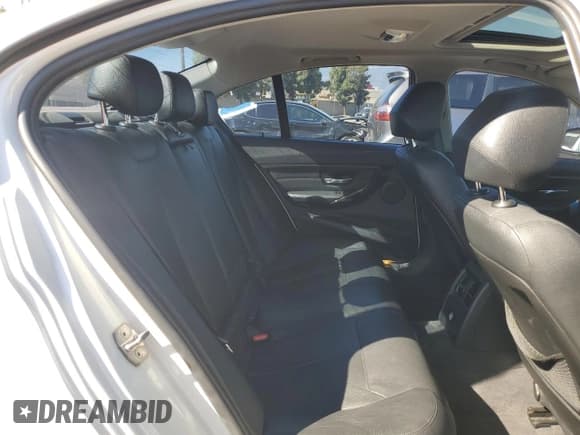 ✅ 2015 BMW 3 Series 328i • VIN: WBA3C1C50FK122370 • Лот: 90483215. Опубликован ранее на Copart с пробегом 83 406 миль. Бесплатный доступ к архиву аукционных продаж из США и подробный отчёт об истории автомобиля на DreamBid. Изображение 10.