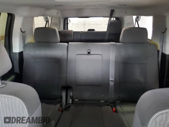 2018 Chevrolet Suburban LS z VIN 1GNSKGECXJR137675, wystawiony jako Copart lot #71902125 z przebiegiem 128 007 mil mil oraz Szkoda całkowita • Salvage title. Historia ofert i sprzedaży dostępna na DreamBid. Obrazek 10.