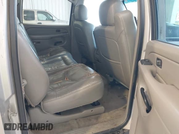 ✅ 2004 Chevrolet Suburban LT • VIN: 1GNFK16Z34J224578 • Lot: 42607252. Listed on IAAI with 293,717 mi. Free auction sales archive from the USA and detailed vehicle history report at DreamBid. Image 8.