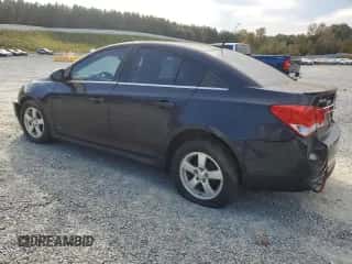 2014 Chevrolet Cruze 1LT z VIN 1G1PC5SBXE7305093, wystawiony jako Copart lot #89674185 z przebiegiem 90 907 mil mil oraz Szkoda całkowita • Salvage title. Historia ofert i sprzedaży dostępna na DreamBid. Obrazek 2.