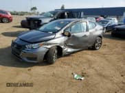 ✅ 2025 Nissan Versa SV • VIN: 3N1CN8EV9SL856732 • Lot: 67976705. Wystawiony na Copart z przebiegiem 49 mil. Bezpłatny archiwum sprzedaży aukcyjnych z USA i szczegółowy raport historii pojazdu na DreamBid. Zdjęcie 1.