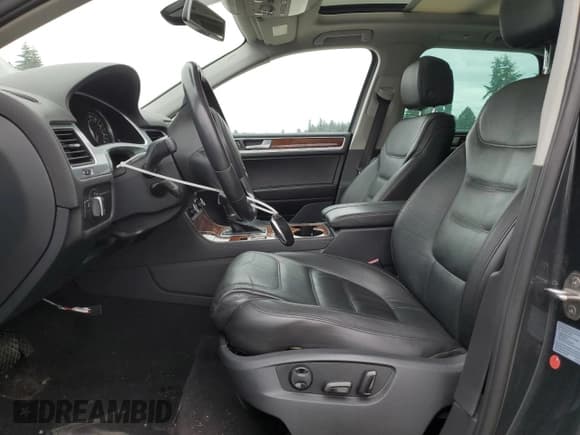 ✅ 2013 Volkswagen Touareg Lux • VIN: WVGEF9BP0DD001551 • Lot: 59818225. Listed on Copart with 171,653 mi. Free auction sales archive from the USA and detailed vehicle history report at DreamBid. Image 7.