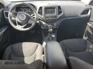 ✅ 2019 Jeep Cherokee Latitude • VIN: 1C4PJLCB5KD264451 • Lot: 56658295. Wystawiony na Copart z przebiegiem 104 715 mil. Bezpłatny archiwum sprzedaży aukcyjnych z USA i szczegółowy raport historii pojazdu na DreamBid. Zdjęcie 8.