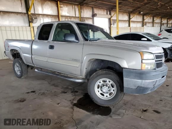 ✅ 2006 Chevrolet Silverado 2500HD Work Truck • VIN: 1GCHK29U36E104380 • Lot: 81989924. Wystawiony na Copart z przebiegiem 125 908 mil. Bezpłatny archiwum sprzedaży aukcyjnych z USA i szczegółowy raport historii pojazdu na DreamBid. Zdjęcie 4.