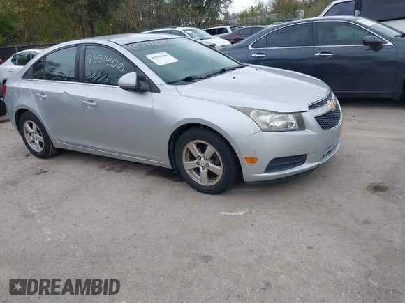 2013 Chevrolet Cruze 1LT z VIN 1G1PC5SB4D7324639, wystawiony jako IAAI lot #43594420 z przebiegiem 143 044 mil mil oraz . Historia ofert i sprzedaży dostępna na DreamBid. Obrazek 1.