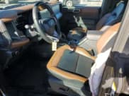 ✅ 2024 Ford Bronco Outer Banks • VIN: 1FMDE8BH1RLA95423 • Lot: 82483145. Wystawiony na Copart z przebiegiem 5 441 mil. Bezpłatny archiwum sprzedaży aukcyjnych z USA i szczegółowy raport historii pojazdu na DreamBid. Zdjęcie 7.