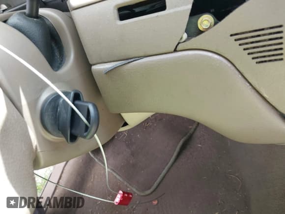 ✅ 2004 Lincoln Town Car Signature • VIN: 1LNHM81WX4Y662048 • Lot: 43306938. Listed on IAAI with 143,979 mi. Free auction sales archive from the USA and detailed vehicle history report at DreamBid. Image 11.