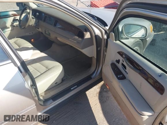 ✅ 2002 Lincoln Town Car Signature • VIN: 1LNHM82W72Y614339 • Lot: 43874876. Listed on IAAI with 157,755 mi. Free auction sales archive from the USA and detailed vehicle history report at DreamBid. Image 5.