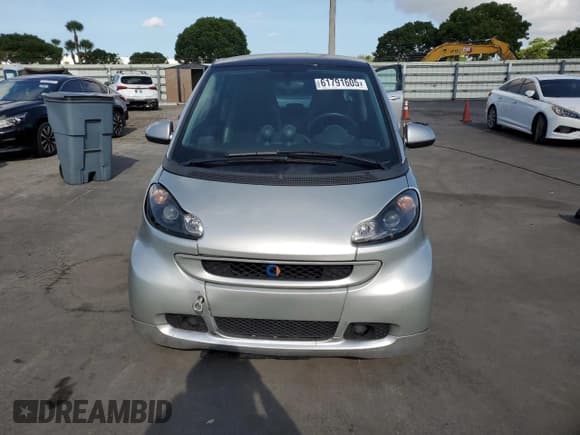 ✅ 2009 Smart fortwo Pure • VIN: WMEEJ31X49K251526 • Lot: 61791605. Wystawiony na Copart z przebiegiem 133 650 mil. Bezpłatny archiwum sprzedaży aukcyjnych z USA i szczegółowy raport historii pojazdu na DreamBid. Zdjęcie 5.