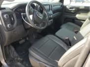 ✅ 2022 GMC Sierra 1500 • VIN: 1GTR9AEK3NZ159174 • Lot: 87674255. Wystawiony na Copart z przebiegiem 50 980 mil. Bezpłatny archiwum sprzedaży aukcyjnych z USA i szczegółowy raport historii pojazdu na DreamBid. Zdjęcie 8.