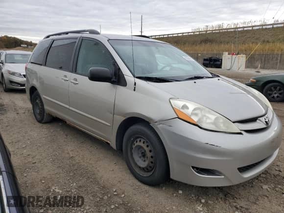 2009 Toyota Sienna LE z VIN 5TDZK23C79S272185, wystawiony jako Copart lot #90288145 z przebiegiem 272 534 mil mil oraz Czysty tytuł • Clean title. Historia ofert i sprzedaży dostępna na DreamBid. Obrazek 4.