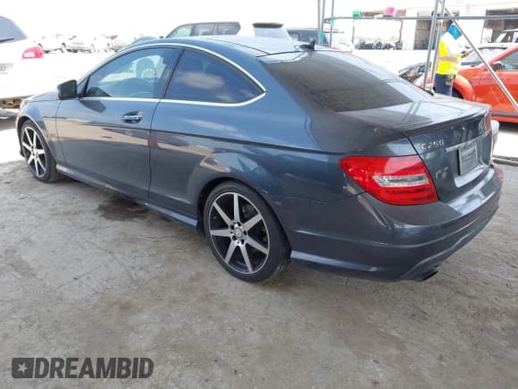 ✅ 2015 Mercedes-Benz C 250 • VIN: WDDGJ4HBXFG390555 • Lot: 42288436. Wystawiony na IAAI z przebiegiem 93 665 mil. Bezpłatny archiwum sprzedaży aukcyjnych z USA i szczegółowy raport historii pojazdu na DreamBid. Zdjęcie 3.