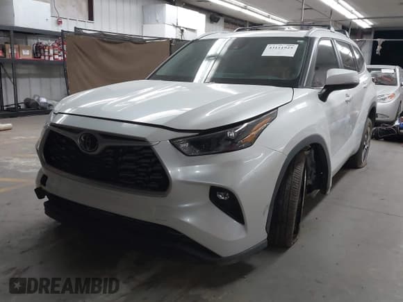✅ 2023 Toyota Highlander Platinum • VIN: 5TDKDRAH6PS003112 • Lot: 43111925. Wystawiony na IAAI z przebiegiem 33 641 mil. Bezpłatny archiwum sprzedaży aukcyjnych z USA i szczegółowy raport historii pojazdu na DreamBid. Zdjęcie 2.