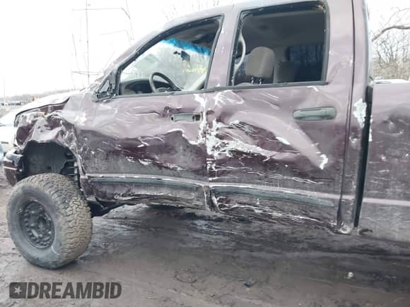 2005 Dodge 3500 SLT z VIN 3D7LS38C95G829634, wystawiony jako IAAI lot #41478684 z przebiegiem 173 801 mil mil oraz . Historia ofert i sprzedaży dostępna na DreamBid. Obrazek 14.