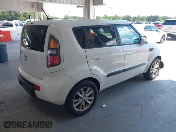 ✅ 2010 Kia Soul + • VIN: KNDJT2A24A7111246 • Lot: 43089045. Wystawiony na IAAI z przebiegiem 247 604 mil. Bezpłatny archiwum sprzedaży aukcyjnych z USA i szczegółowy raport historii pojazdu na DreamBid. Zdjęcie 4.