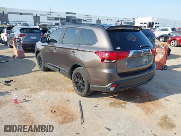 ✅ 2018 Mitsubishi Outlander ES • VIN: JA4AZ3A36JZ050073 • Lot: 43143870. Listed on IAAI with 173,137 mi. Free auction sales archive from the USA and detailed vehicle history report at DreamBid. Image 3.