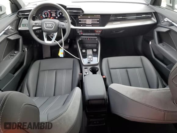 ✅ 2023 Audi A3 Premium Plus • VIN: WAUHUDGYXPA133019 • Lot: 46336254. Wystawiony na Copart z przebiegiem 986 mil. Bezpłatny archiwum sprzedaży aukcyjnych z USA i szczegółowy raport historii pojazdu na DreamBid. Zdjęcie 8.