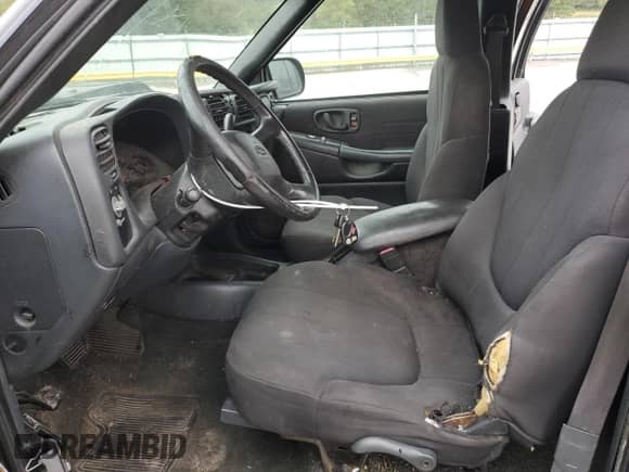 2004 Chevrolet S-10 LS z VIN 1GCDT13X74K116913, wystawiony jako Copart lot #85679345 z przebiegiem 263 416 mil mil oraz Czysty tytuł • Clean title. Historia ofert i sprzedaży dostępna na DreamBid. Obrazek 7.