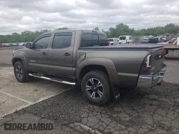 ✅ 2013 Toyota Tacoma • VIN: 3TMLU4EN4DM124465 • Lot: 58167135. Listed on Copart with 116,098 mi. Free auction sales archive from the USA and detailed vehicle history report at DreamBid. Image 2.