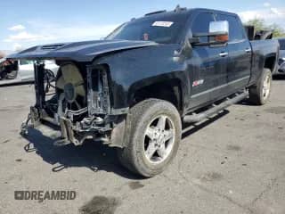 2018 Chevrolet Silverado 2500HD LTZ z VIN 1GC1KWEY1JF105967, wystawiony jako Copart lot #60170245 z przebiegiem 161 873 mil mil oraz Szkoda całkowita • Salvage title. Historia ofert i sprzedaży dostępna na DreamBid. Obrazek 1.
