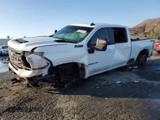 ✅ 2025 Chevrolet Silverado 2500HD LT • VIN: 2GC4KNEY3S1141949 • Лот: 82507815. Опубликован ранее на Copart с пробегом 18 799 миль. Бесплатный доступ к архиву аукционных продаж из США и подробный отчёт об истории автомобиля на DreamBid. Изображение 1.