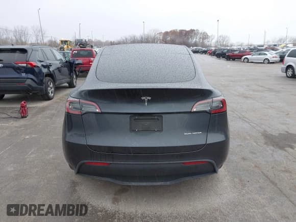 ✅ 2024 Tesla Model Y Long Range • VIN: 7SAYGDEE9RA265508 • Lot: 43685983. Wystawiony na IAAI z przebiegiem 33 217 mil. Bezpłatny archiwum sprzedaży aukcyjnych z USA i szczegółowy raport historii pojazdu na DreamBid. Zdjęcie 17.