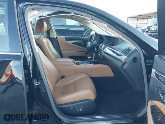 ✅ 2015 Lexus LS 460 • VIN: JTHBL5EF2F5134898 • Lot: 43688853. Listed on IAAI with 75,581 mi. Free auction sales archive from the USA and detailed vehicle history report at DreamBid. Image 5.