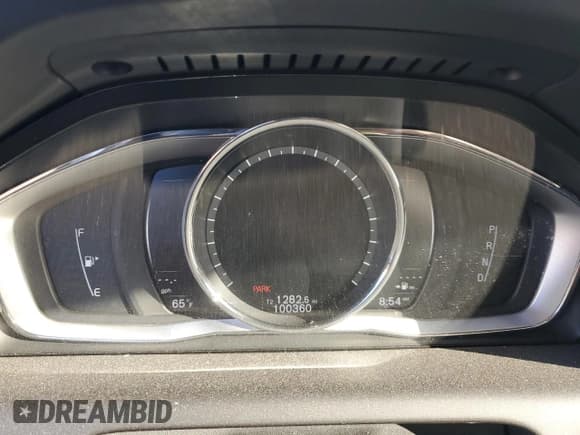 ✅ 2017 Volvo XC60 Dynamic • VIN: YV440MDR1H2062845 • Lot: 82323255. Wystawiony na Copart z przebiegiem 100 360 mil. Bezpłatny archiwum sprzedaży aukcyjnych z USA i szczegółowy raport historii pojazdu na DreamBid. Zdjęcie 9.