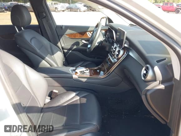 ✅ 2017 Mercedes-Benz GLC 300 • VIN: WDC0G4KB7HF210888 • Lot: 43276123. Wystawiony na IAAI z przebiegiem 87 931 mil. Bezpłatny archiwum sprzedaży aukcyjnych z USA i szczegółowy raport historii pojazdu na DreamBid. Zdjęcie 5.