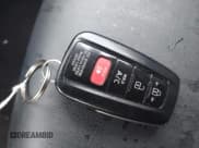 ✅ 2020 Toyota Prius Limited • VIN: JTDKARFP7L3163312 • Lot: 43738073. Wystawiony na IAAI z przebiegiem 215 050 mil. Bezpłatny archiwum sprzedaży aukcyjnych z USA i szczegółowy raport historii pojazdu na DreamBid. Zdjęcie 11.