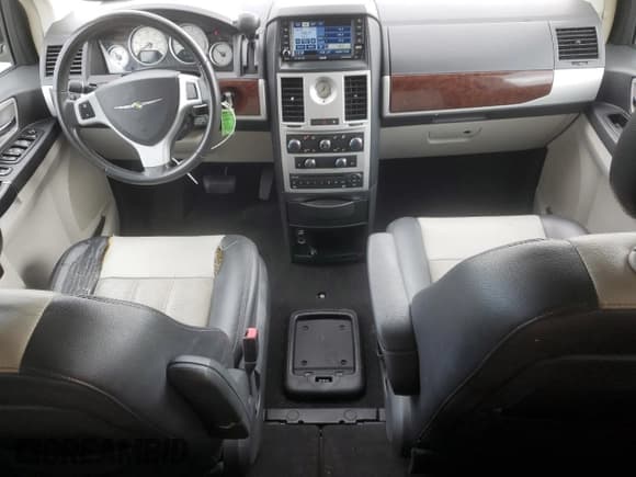 ✅ 2010 Chrysler Town & Country Touring Plus • VIN: 2A4RR8D18AR442802 • Lot: 89899685. Wystawiony na Copart z przebiegiem 149 651 mil. Bezpłatny archiwum sprzedaży aukcyjnych z USA i szczegółowy raport historii pojazdu na DreamBid. Zdjęcie 8.