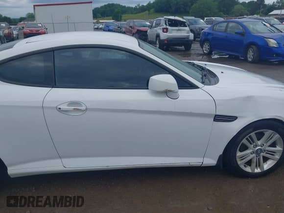 2008 Hyundai Tiburon GS z VIN KMHHM66D48U280817, wystawiony jako IAAI lot #42531632 z przebiegiem Nie podano mil oraz . Historia ofert i sprzedaży dostępna na DreamBid. Obrazek 12.