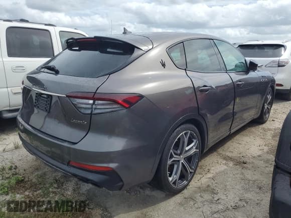 ✅ 2022 Maserati Levante Modena S • VIN: ZN661ZUM4NX393104 • Лот: 74015534. Опубликован ранее на Copart с пробегом Не указан. Бесплатный доступ к архиву аукционных продаж из США и подробный отчёт об истории автомобиля на DreamBid. Изображение 3.