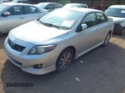 ✅ 2009 Toyota Corolla • VIN: 1NXBU40E59Z084401 • Lot: 43231994. Wystawiony na IAAI z przebiegiem 197 959 mil. Bezpłatny archiwum sprzedaży aukcyjnych z USA i szczegółowy raport historii pojazdu na DreamBid. Zdjęcie 2.