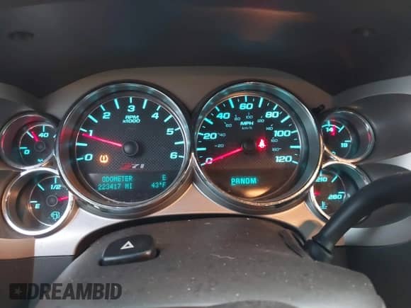 2011 Chevrolet Silverado 1500 LT z VIN 3GCPKSE3XBG180822, wystawiony jako IAAI lot #43439311 z przebiegiem 223 417 mil mil oraz . Historia ofert i sprzedaży dostępna na DreamBid. Obrazek 7.