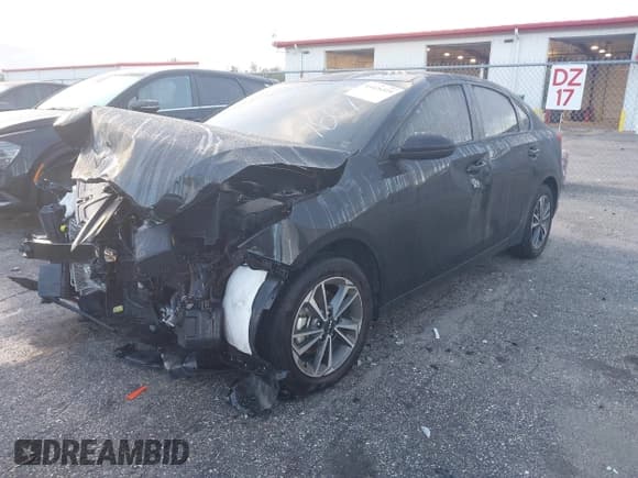 ✅ 2024 Kia Forte LXS • VIN: 3KPF24AD8RE787667 • Lot: 43426519. Wystawiony na IAAI z przebiegiem 10 958 mil. Bezpłatny archiwum sprzedaży aukcyjnych z USA i szczegółowy raport historii pojazdu na DreamBid. Zdjęcie 6.