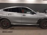 ✅ 2025 BMW X6 M • VIN: 5YM23ET03S9X19922 • Лот: 42220736. Опубликован ранее на IAAI с пробегом 3 754 миль. Бесплатный доступ к архиву аукционных продаж из США и подробный отчёт об истории автомобиля на DreamBid. Изображение 14.