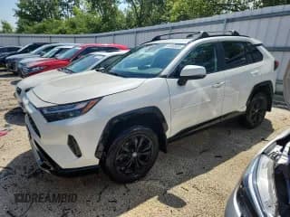 ✅ 2022 Toyota RAV4 Hybrid SE • VIN: 2T3T6RFV5NW032545 • Lot: 68882655. Wystawiony na Copart z przebiegiem 192 482 mil. Bezpłatny archiwum sprzedaży aukcyjnych z USA i szczegółowy raport historii pojazdu na DreamBid. Zdjęcie 1.