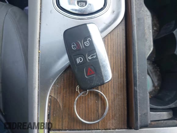 ✅ 2013 Jaguar XF RWD • VIN: SAJWA0ES8DPS99771 • Lot: 43744791. Wystawiony na IAAI z przebiegiem 172 530 mil. Bezpłatny archiwum sprzedaży aukcyjnych z USA i szczegółowy raport historii pojazdu na DreamBid. Zdjęcie 11.