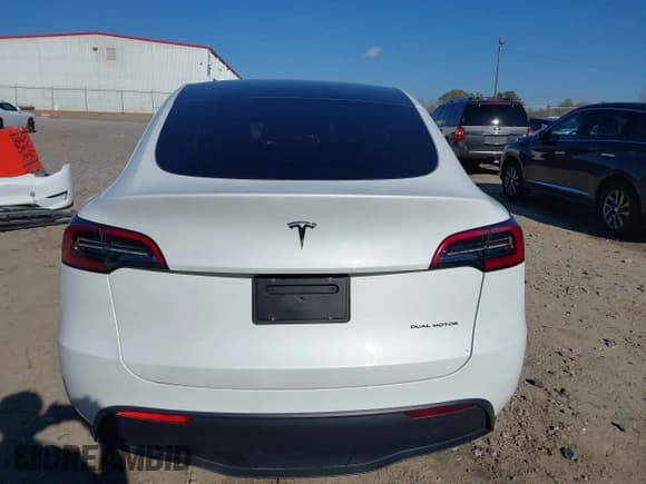 ✅ 2023 Tesla Model Y Long Range • VIN: 7SAYGAEE1PF828338 • Lot: 40978725. Wystawiony na IAAI z przebiegiem Nie podano. Bezpłatny archiwum sprzedaży aukcyjnych z USA i szczegółowy raport historii pojazdu na DreamBid. Zdjęcie 17.