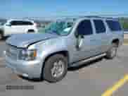 2014 Chevrolet Suburban LT z VIN 1GNSCJE0XER124222, wystawiony jako IAAI lot #41994798 z przebiegiem 268 836 mil mil oraz . Historia ofert i sprzedaży dostępna na DreamBid. Obrazek 2.