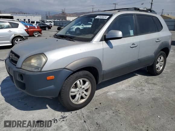 2008 Hyundai Tucson SE z VIN KM8JN12D98U916056, wystawiony jako Copart lot #72549324 z przebiegiem 184 863 mil mil oraz Czysty tytuł • Clean title. Historia ofert i sprzedaży dostępna na DreamBid. Obrazek 1.