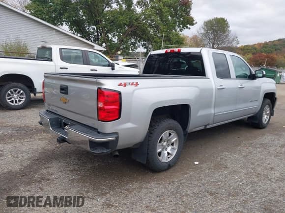 ✅ 2018 Chevrolet Silverado 1500 LT • VIN: 2GCVKREC8J1100473 • Lot: 43497902. Wystawiony na IAAI z przebiegiem 123 709 mil. Bezpłatny archiwum sprzedaży aukcyjnych z USA i szczegółowy raport historii pojazdu na DreamBid. Zdjęcie 4.