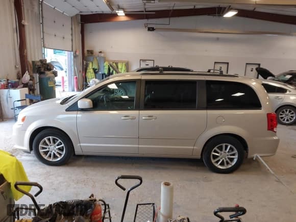 ✅ 2014 Dodge Grand Caravan SXT • VIN: 2C4RDGCG2ER105598 • Lot: 42648383. Listed on IAAI with 103,238 mi. Free auction sales archive from the USA and detailed vehicle history report at DreamBid. Image 14.