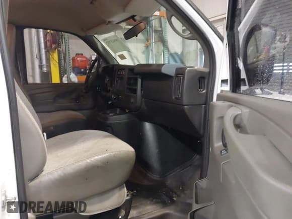 ✅ 2014 Chevrolet Express Cargo • VIN: 1GCSGAFX0E1112670 • Lot: 38943752. Wystawiony na IAAI z przebiegiem 75 527 mil. Bezpłatny archiwum sprzedaży aukcyjnych z USA i szczegółowy raport historii pojazdu na DreamBid. Zdjęcie 5.