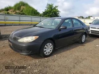✅ 2005 Toyota Camry LE • VIN: 4T1BE32K75U089393 • Lot: 66990955. Wystawiony na Copart z przebiegiem 116 889 mil. Bezpłatny archiwum sprzedaży aukcyjnych z USA i szczegółowy raport historii pojazdu na DreamBid. Zdjęcie 1.