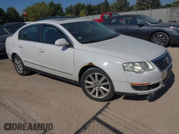 ✅ 2010 Volkswagen Passat Komfort • VIN: WVWJK7AN8AE137788 • Lot: 43377992. Wystawiony na IAAI z przebiegiem 188 049 mil. Bezpłatny archiwum sprzedaży aukcyjnych z USA i szczegółowy raport historii pojazdu na DreamBid. Zdjęcie 1.