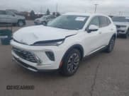 ✅ 2024 Buick Envision Preferred • VIN: LRBFZME4XRD063548 • Lot: 42520292. Wystawiony na IAAI z przebiegiem 26 583 mil. Bezpłatny archiwum sprzedaży aukcyjnych z USA i szczegółowy raport historii pojazdu na DreamBid. Zdjęcie 2.