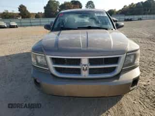 2010 Dodge Dakota Bighorn/Lonestar z VIN 1D7CW3GK4AS199621, wystawiony jako Copart lot #77797454 z przebiegiem 150 850 mil mil oraz Szkoda całkowita • Salvage title. Historia ofert i sprzedaży dostępna na DreamBid. Obrazek 5.