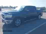 2019 Ram 1500 Big Horn z VIN 1C6SRFFT9KN809920, wystawiony jako IAAI lot #42937676 z przebiegiem 102 753 mil mil oraz . Historia ofert i sprzedaży dostępna na DreamBid. Obrazek 2.